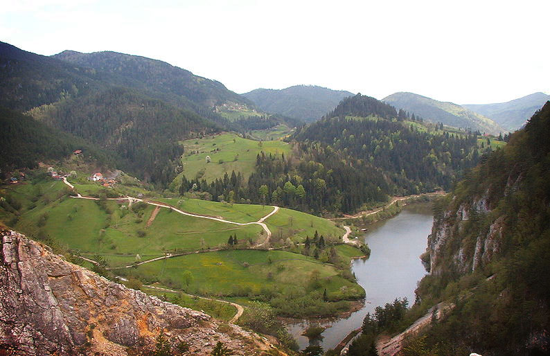 Perućac Lake, on Tara Mountain, Serbia. Photo by Корисник.