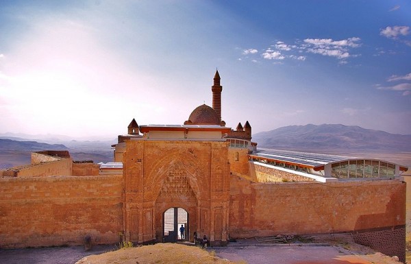 Gateway to the courtyard. Photo by Myararat83.