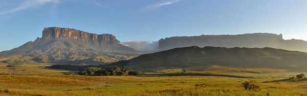 Morning view of Kukenan and Roraima tepuis, from Tëk river camp (river visible in the image), in Gran Sabana, Venezuela. Photo by Paolo Costa Baldi.